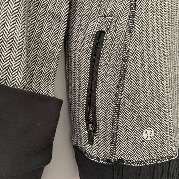 Lululemon pullover with hood - women’s 6 - Picture 5 of 9